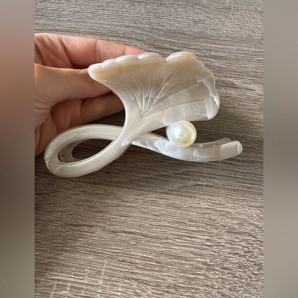 Elegant Cream Hair Clip A1238 - Picture 5 of 5